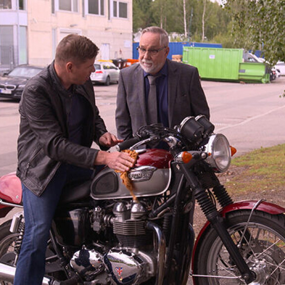 Tommi Taurula ja Gunnaria esittävä Raimo Grönberg ovat näytelleet yhdessä myös teatterissa. Salatut elämät jakso 4080