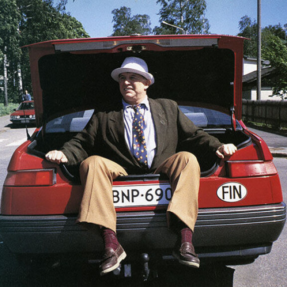 Esko Salminen näytteli Uunon Tarmo-veljeä elokuvassa Uuno Turhapuron veli (1994). Sisäkuva