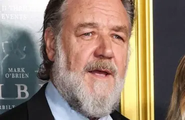 Uskomaton muodonmuutos! Tunnistatko Russell Crowen, 61?