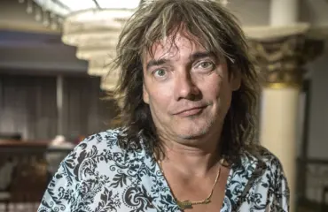 Popedan ympärillä kuohuu: ”Saunan takana on tilaa”