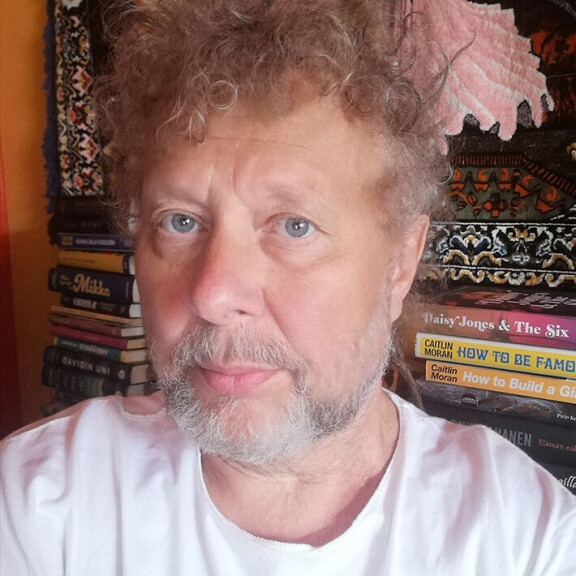 Marko Äijö vastaa Salattujen elämien sisällöstä. Marko Äijö