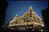 Lontoon Knightsbridgessä sijaitseva Harrods on maailmankuulu. Aiemmin tavaratalon omisti pitkään Mohamed Al-Fayed, mutta hän myi paikan Qatarin kuningasperheen omistamalle sijoitusyhtiölle vuonna 2010.