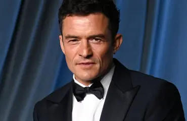 Mitäh?! Orlando Bloom läheisissä tunnelmissa Katy Perryksi pukeutuneen kaunottaren kanssa