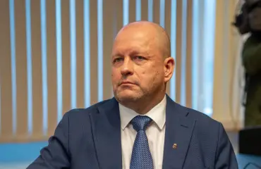 Käräjätuomari näpäytti Timo Vornasen avustajaa: "Nyt hiljaa"