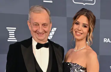 Huomasitko? Hjallis Harkimo karkasi Jasmine-rakkaansa kanssa veroparatiisiin