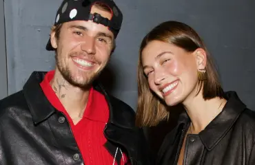 Hailey Bieber avoimena erohuhujen keskellä