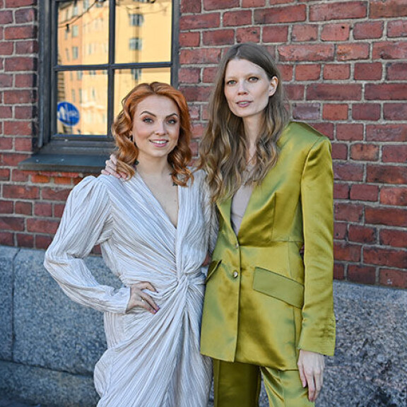 Veronica Verho juontaa Huippumalli haussa -ohjelmaa. Saara Sihvonen toimii päätuomarina ja mentorina. Veronica ja Saara