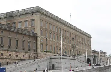 Järkyttävä paljastus hovissa – entinen työntekijä syytteessä lasten hyväksikäytöstä