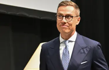 Alex tarttui hävittäjän puikkoihin – kravatti lähti!