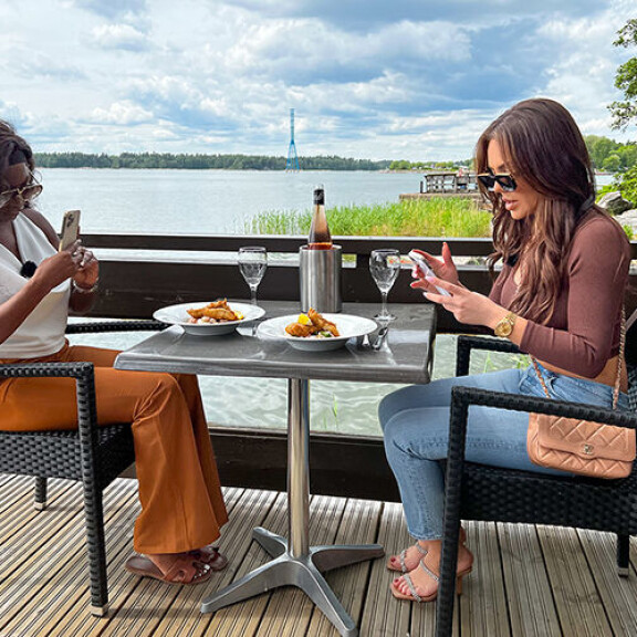 Sofia ja Kelly käyvät läpi erojaan lounaan äärellä. Sofia ja Kelly käyvät läpi erojaan lounaan äärellä.