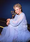 Betty White voitti Tyttökullat-sarjalle ensimmäisen Emmy-palkinnon vuonna 1986.