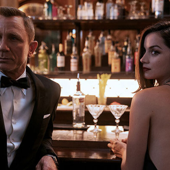 Daniel Craig ja Ana de Armas näyttelivät 007 No Time To Dien lisäksi yhdessä elokuvassa Veitset esiin – kaikki ovat epäiltyjä. Sisäkuva