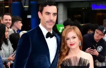 Eronnut Sacha Baron Cohen, 54: Flirttiä nuoren mallikaunottaren kanssa