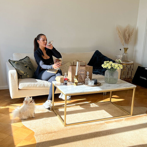 Sofia on löytänyt uuden asunnon omien sanojensa mukaan suhteiden avulla. Sofia on löytänyt uuden asunnon omien sanojensa mukaan suhteiden avulla.