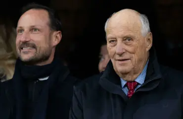 Kruununprinssi Haakon astuu Haraldin sijaiseksi – hovi vaikenee kuninkaan tilanteesta