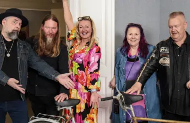 Aki Palsanmäki vedättää Jouni Hynystä