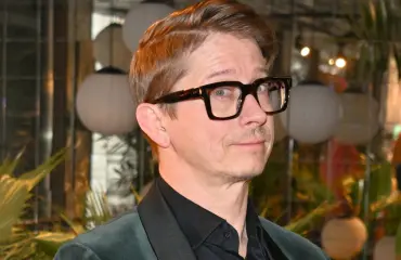 Näyttelijä Kari Ketonen yllätti asuvalinnallaan - video!