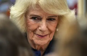 Melkoinen möläytys! Kuningatar Camilla päästi sammakon suustaan palkitun näyttelijän edessä