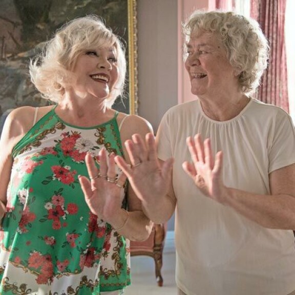 Hannelen ensimmäinen elokuva-päärooli oli leffassa 70 on vain numero. Kuvassa kanssanäyttelijä Marja Packalén. Hannelen ensimmäinen elokuva-päärooli oli leffassa 70 on vain numero. Kuvassa kanssanäyttelijä Marja Packalén.