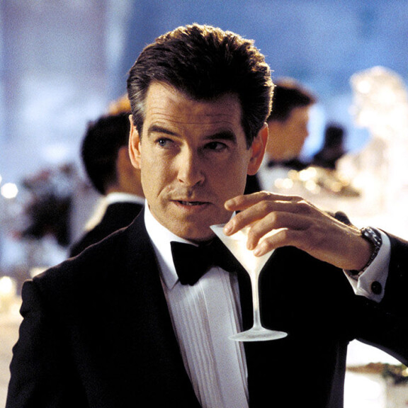 James Bond nautti Finlandia-vodkaa elokuvassa 007 – Kuolema saa odottaa. Sisäkuva