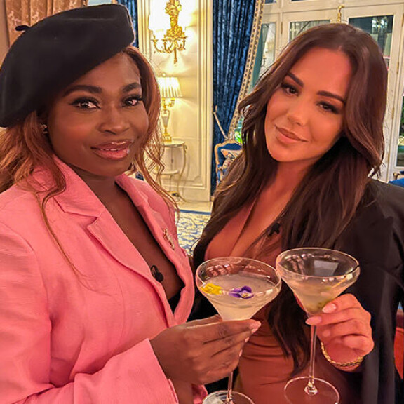 Sofia ja Kelly kiivastuvat keskustellessaan drinkkien äärellä. Sofia ja Kelly kiivastuvat keskustellessaan drinkkien äärellä.