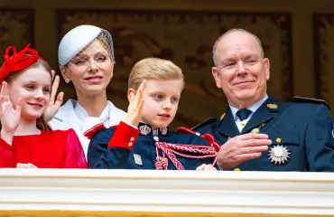 Monacon hallitsijaperhe pukeutui ykkösiin – Jacquesin asu herätti porua