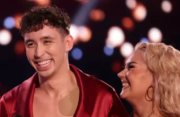 Jestas! Pysäyttävän kaunis blondi TTK-katsomossa – Lakko lähetti lentosuukkoja