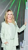 Kylie Minogue, 57, yllätti uikkarikuvalla