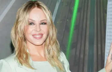 Kylie Minogue, 57, yllätti uikkarikuvalla