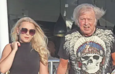 Salakuvat Kanarialta! Danny ja Helmi Loukasmäki viihtyivät kaksistaan – yksi asia kiinnitti huomion