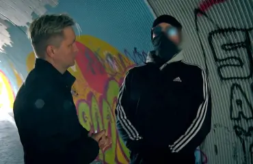 Pariskunta vetää huumeita tv:ssä – tällaista on raju elämä peukun käyttäjänä