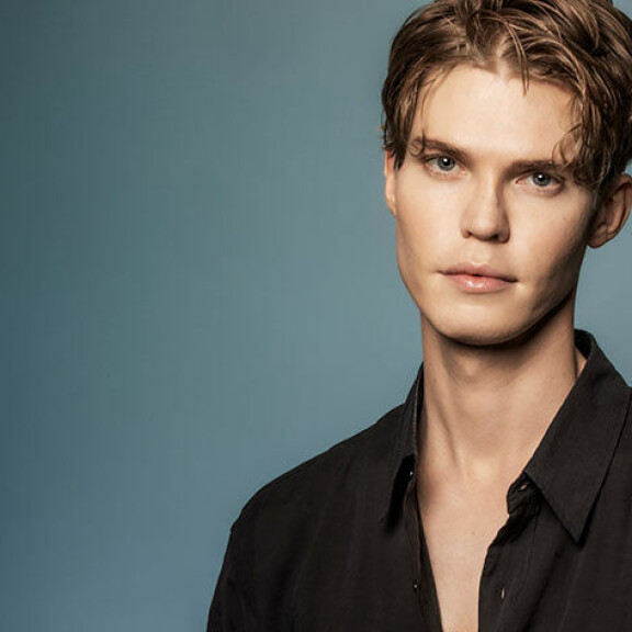 Toimittaja Erik Galli on käynyt myös itse lukuisissa kauneusleikkauksissa. Hän ei ole kuitenkaan uskaltanut kertoa niistä kuin kolmelle ystävälleen. Erik Galli