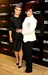 Sharon ja Kelly Osbourne edustivat punaisella matolla: huoli heräsi – kuvat