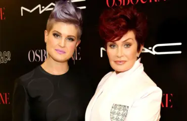 Sharon ja Kelly Osbourne edustivat punaisella matolla: huoli heräsi – kuvat