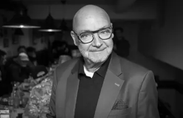 Saimi Hoyer murtui Lasse Norreksen hautajaisissa:"Maailma menetti valon"