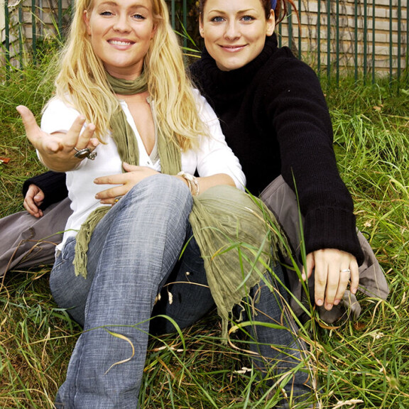 Jonna ja Erin vuonna 2003. Jonna ja Erin vuonna 2003.