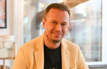 Naisongelmistaan avautunut JP Kukkonen hempeilee jälleen - näyttävä blondi kainalossa