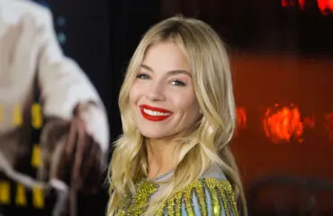 Näyttelijäkaunotar Sienna Miller, 43, odottaa lasta 28-vuotiaan kultansa kanssa