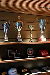 Rallikartturin työhuoneesta löytyy pokaaleja ja muita palkintoja joka lähtöön.