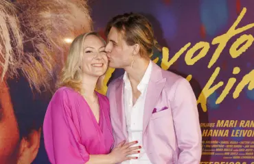 Suosikkinäyttelijä ja toimittajarakas: ilouutinen!