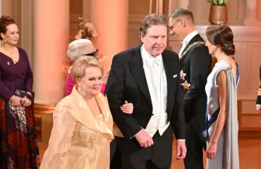 Sotaveteraanien tilalle Katri Helena! Laulaja hämmästyttää ökykoruillaan