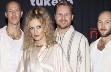 Elli Haloo toi rakkaansa Linnaan – kuvat raskausvatsasta!