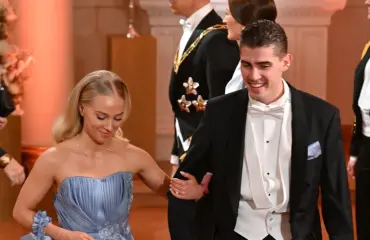 Tässä on Robin Packalenin kihlattu – saapuivat yhdessä Linnan juhliin