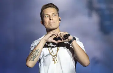 Cheek teki historiaa