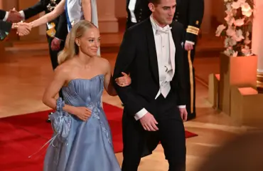 Huomasitko tätä? Robinin kihlatulla ökysormus!