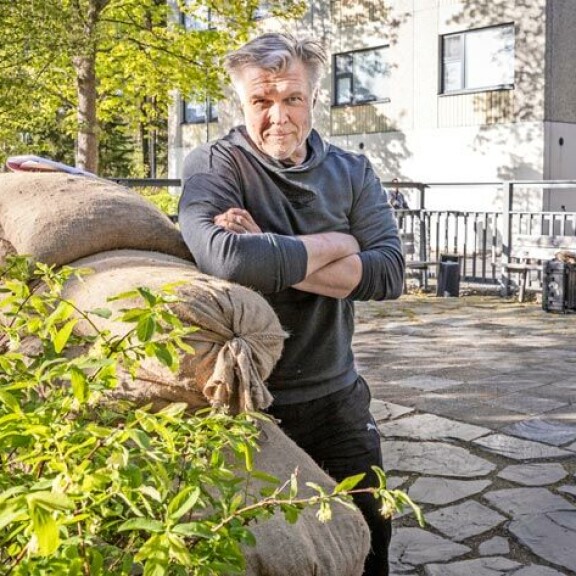 Petri Kotwica opiskeli Taideteollisessa elokuvaohjausta keväällä 1994, kun Lahdessa alkoi Suomen rikoshistorian kuuluisin piiritystilanne. – Tapaus oli päivänpolttava puheenaihe. Petri Kotwica opiskeli Taideteollisessa elokuvaohjausta keväällä 1994, kun Lahdessa alkoi Suomen rikoshistorian kuuluisin piiritystilanne. – Tapaus oli päivänpolttava puheenaihe.