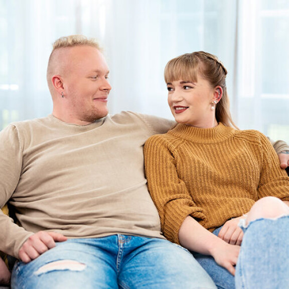 Jussi ja Emmi ovat seurustelleet nyt kolmen vuoden ajan. Jussi ja Emmi ovat olleet yhdessä kolme vuotta.