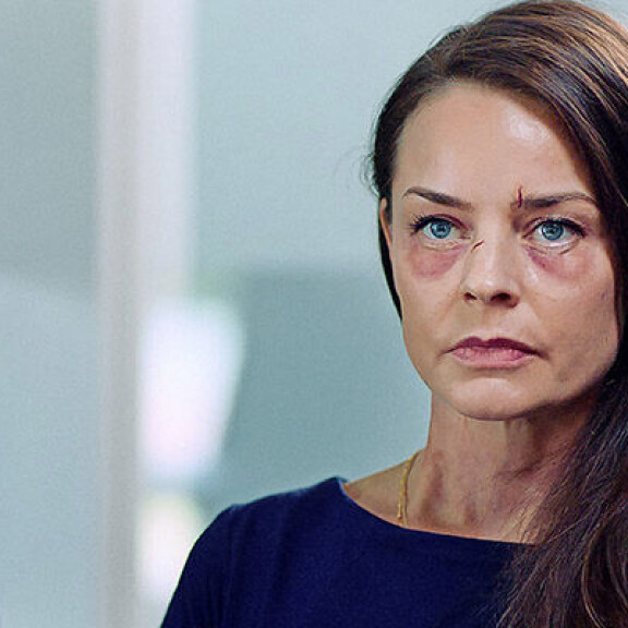 Hermine Veile joutuu Norjan Exit-sarjassa pakenemaan väkivaltaista miestään ja aloittamaan elämänsä alusta. Hermine