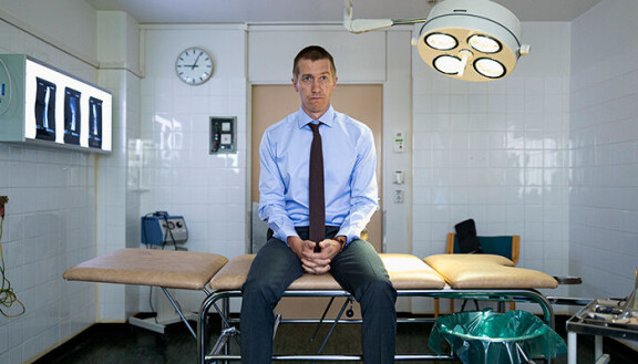 Mies joka kuoli on huumorin sävyttämä murhamysteeri.