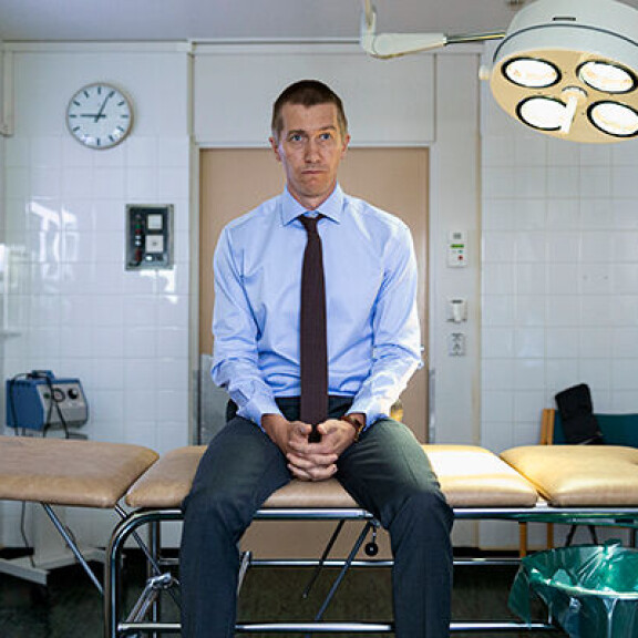 Mies joka kuoli on huumorin sävyttämä murhamysteeri. jussi vatanen